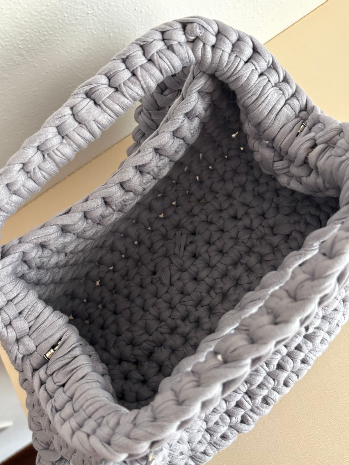 Borsa clutch in fettuccia grigio chiaro fatta a mano
