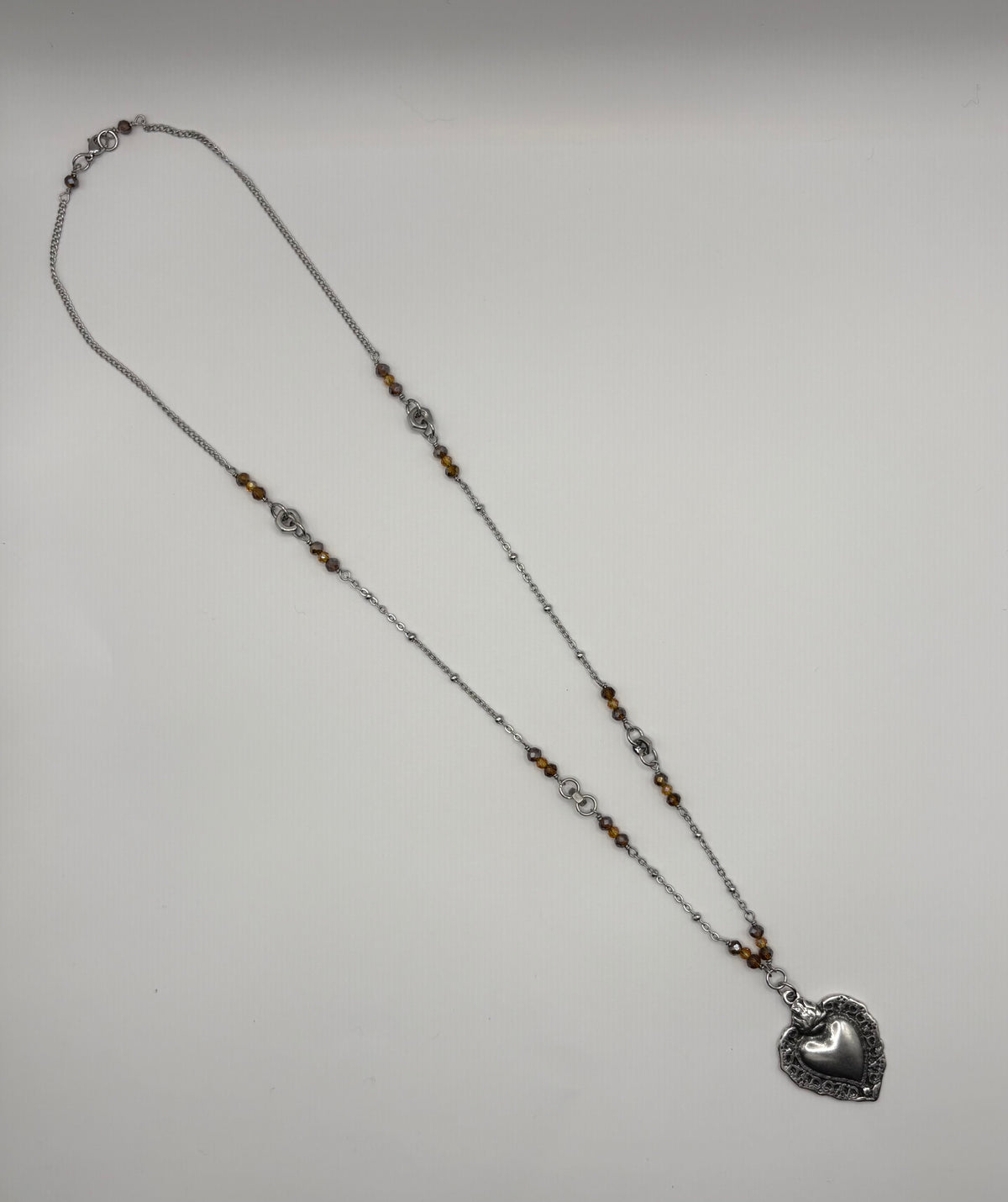 Collana con ciondolo a cuore sacro e cristalli castagna