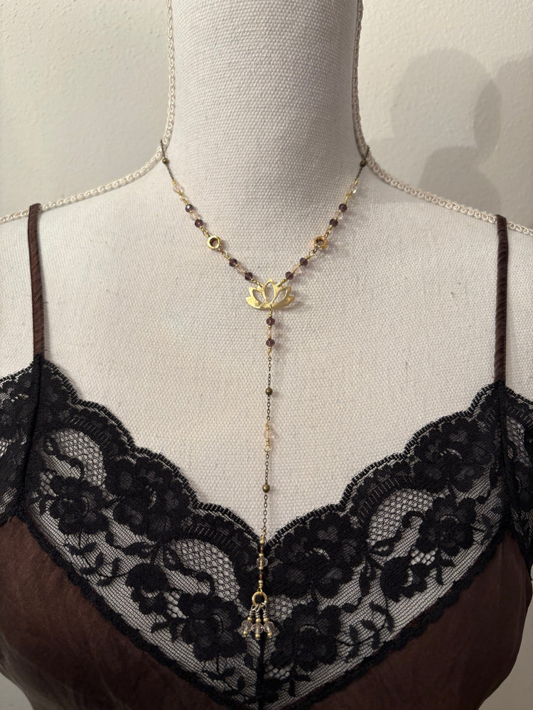 Collana a Y FiraLotus viola con loto in ottone