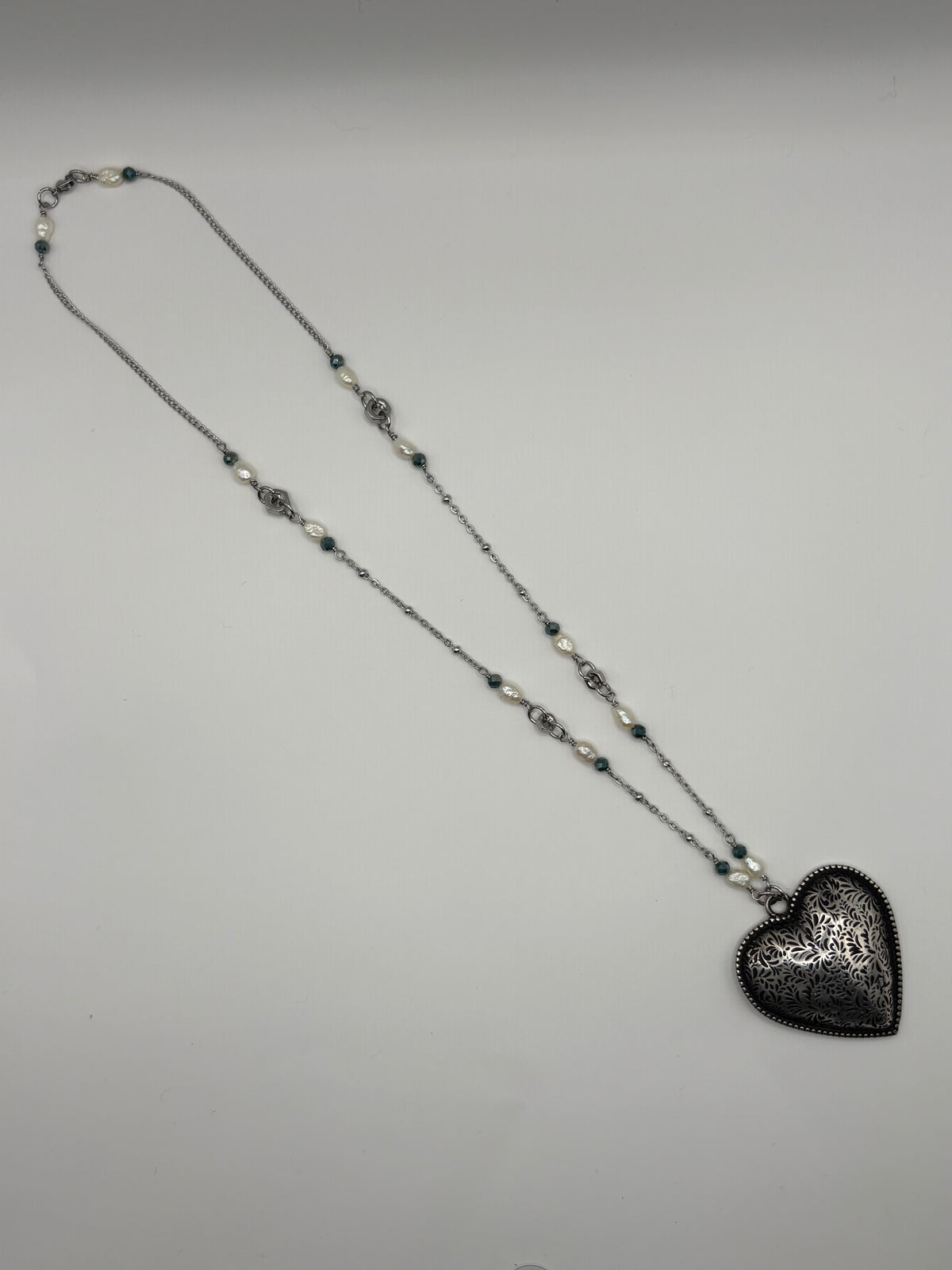 Collana con cuore bombato, perle scaramazze e dadi