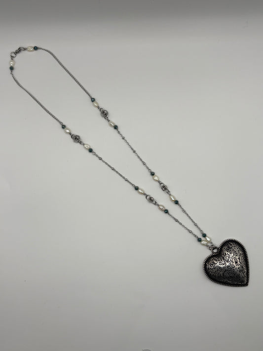 Collana con cuore bombato, perle scaramazze e dadi