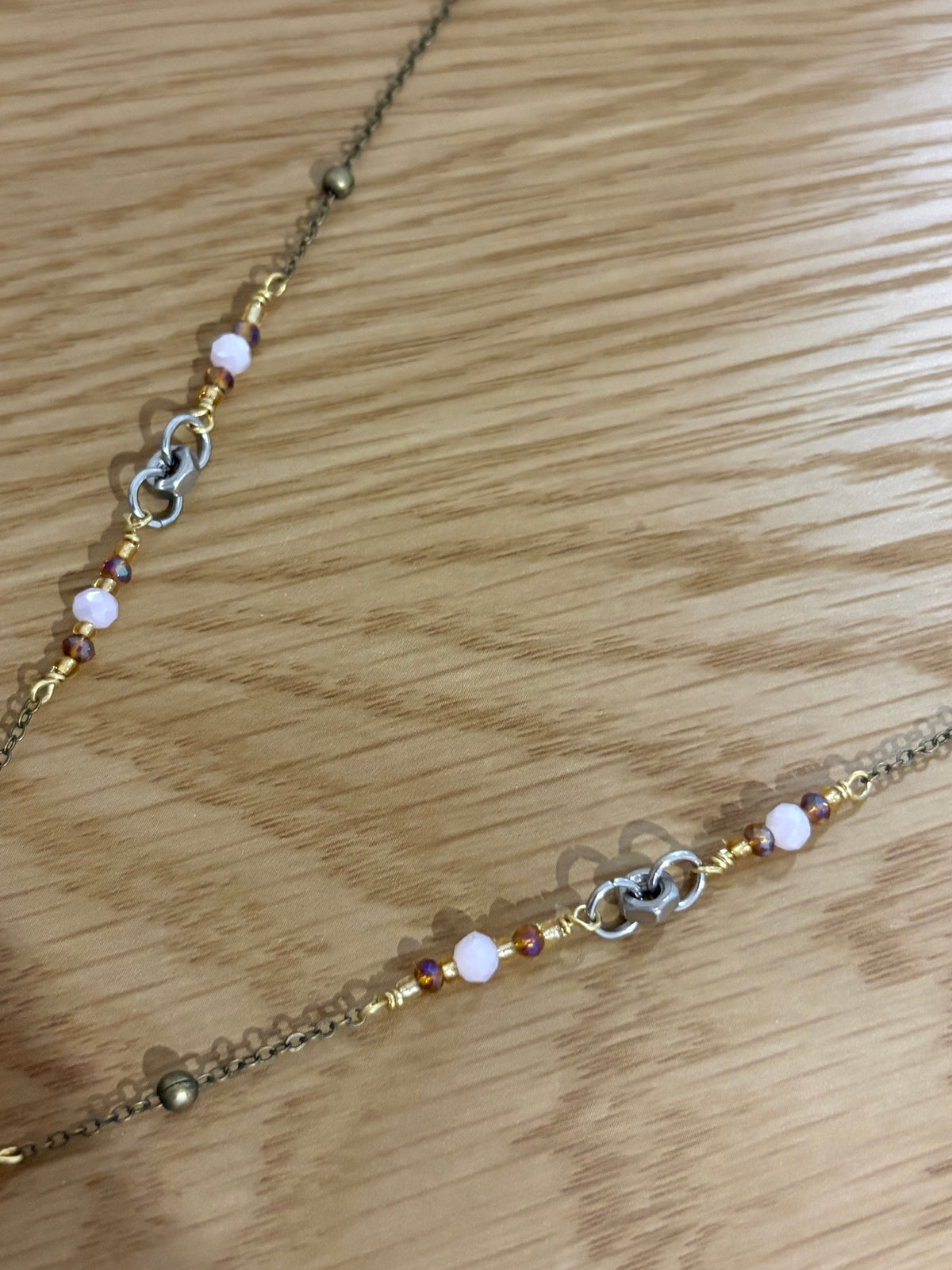 Collana con ciondolo a lettera d'amore e cristalli