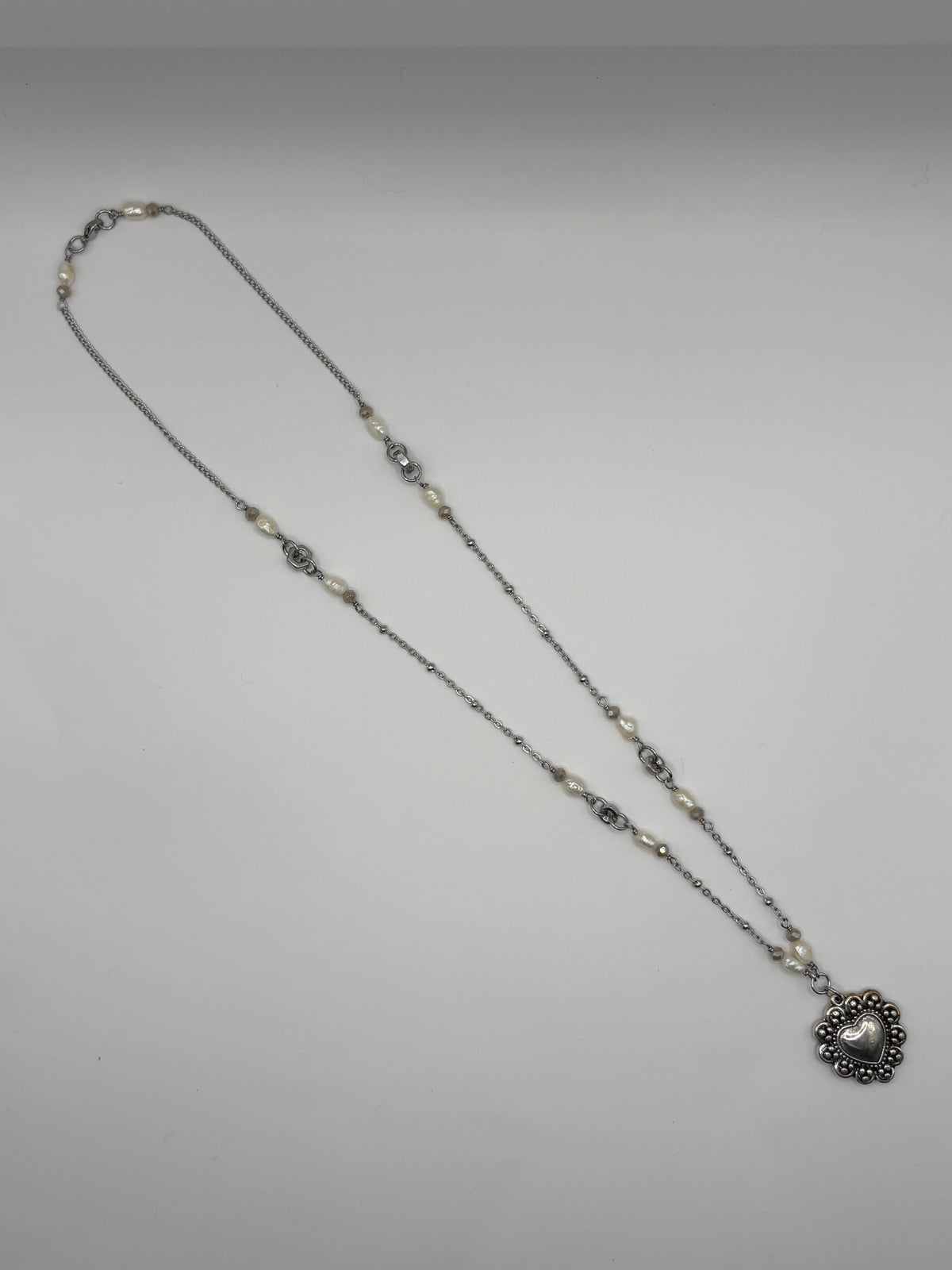 Collana CuoreVintage con perle scaramazze e dadi