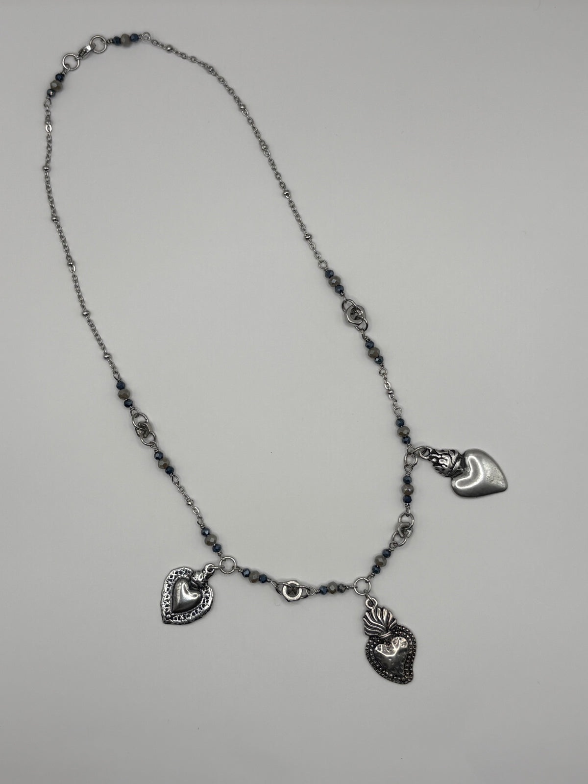 Collana TreCuori in acciaio con cuori sacri e cristalli
