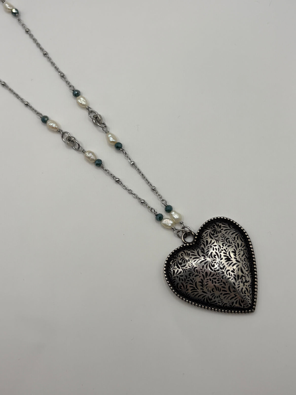 Collana con cuore bombato, perle scaramazze e dadi