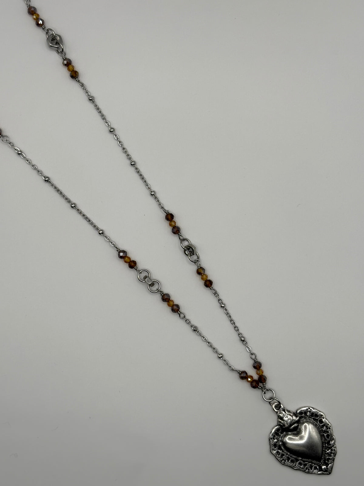 Collana con ciondolo a cuore sacro e cristalli castagna