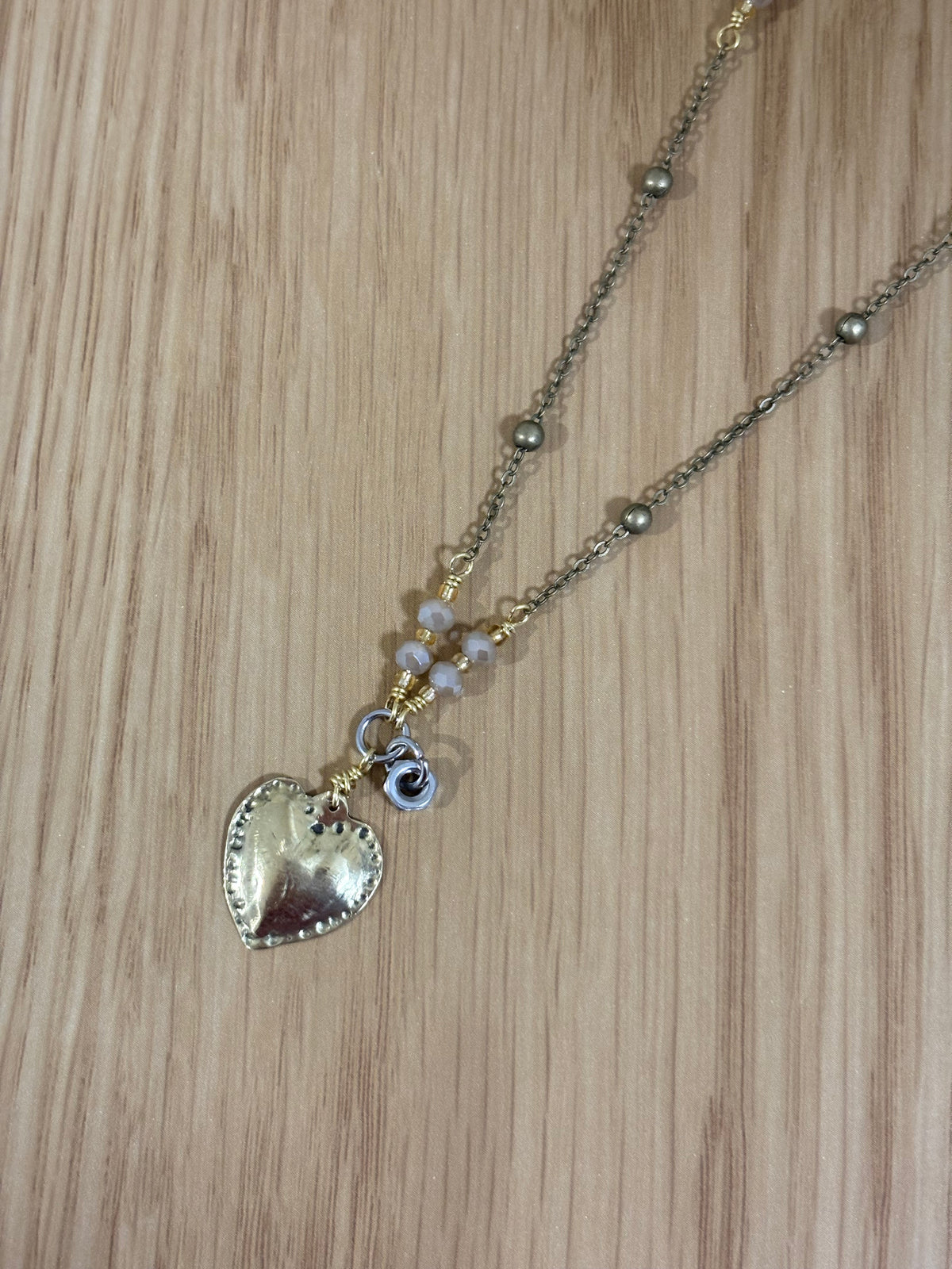 Collana con ciondoli a cuore in ottone e dadi
