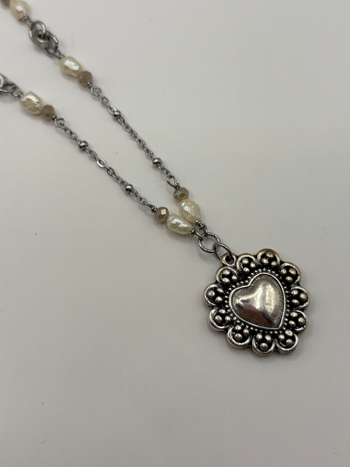 Collana CuoreVintage con perle scaramazze e dadi
