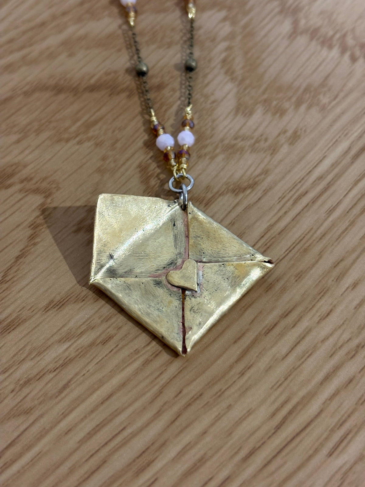 Collana con ciondolo a lettera d'amore e cristalli