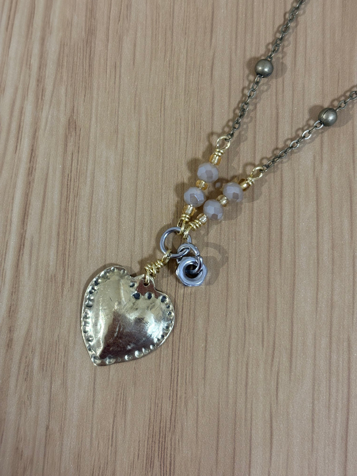 Collana con ciondoli a cuore in ottone e dadi
