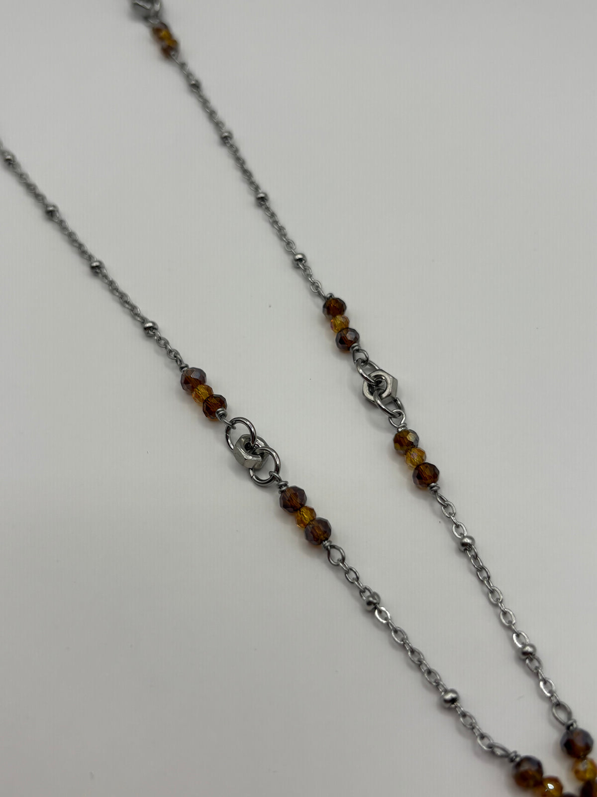 Collana con ciondolo a cuore sacro e cristalli castagna