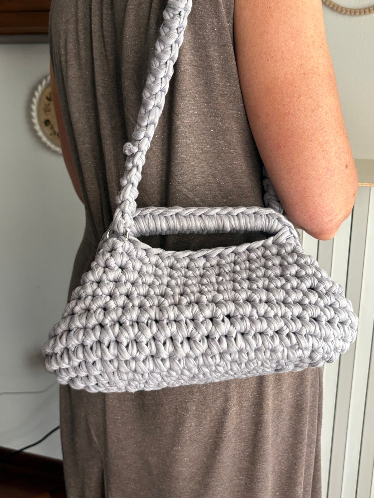 Borsa clutch in fettuccia grigio chiaro fatta a mano