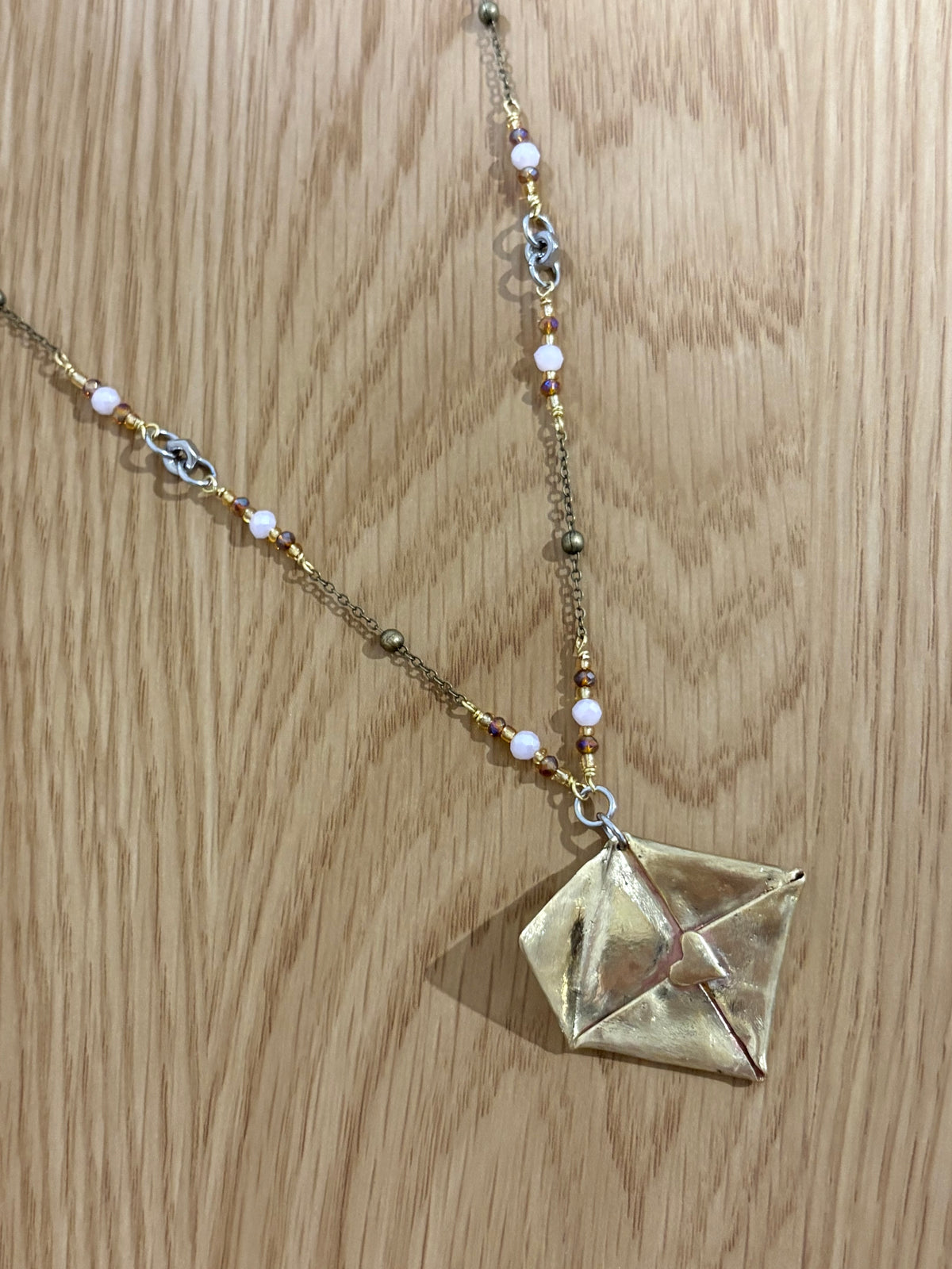 Collana con ciondolo a lettera d'amore e cristalli