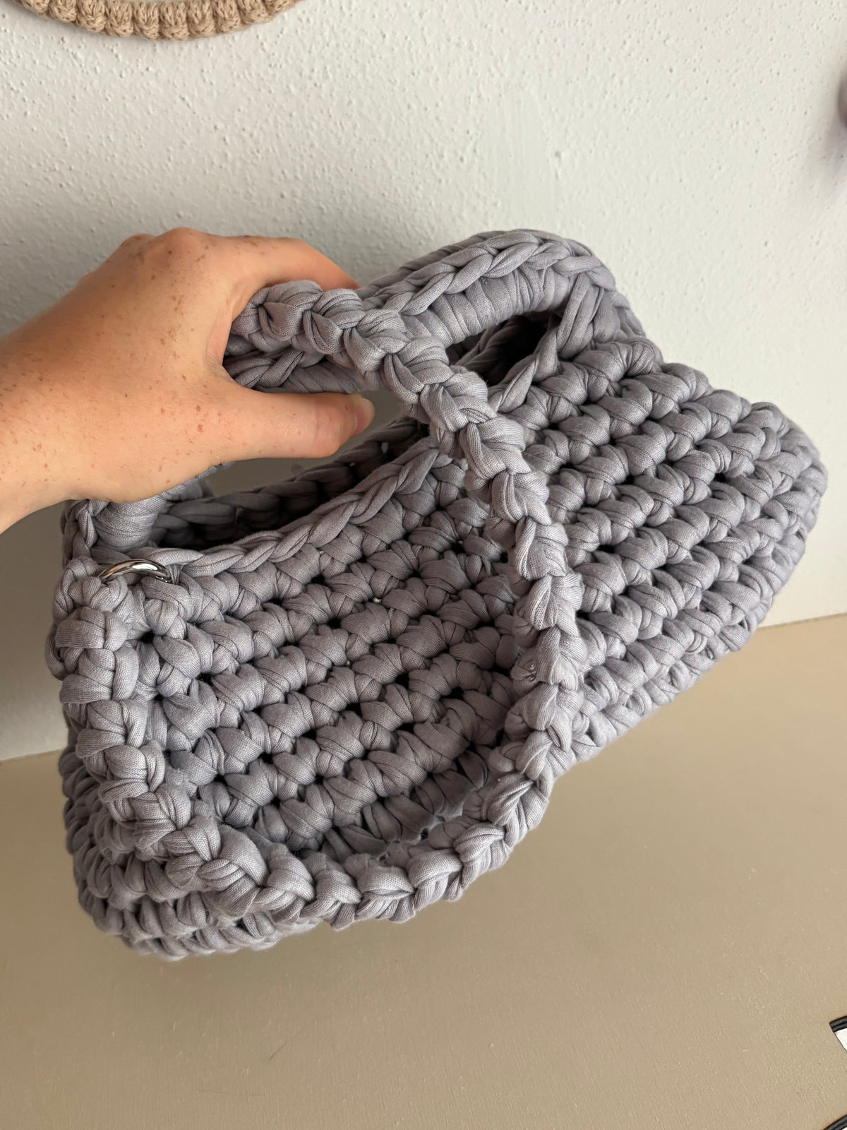 Borsa clutch in fettuccia grigio chiaro fatta a mano
