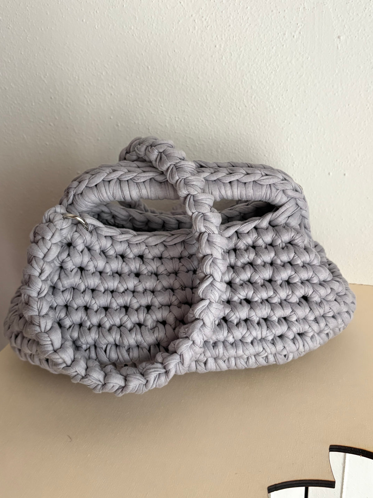 Borsa clutch in fettuccia grigio chiaro fatta a mano