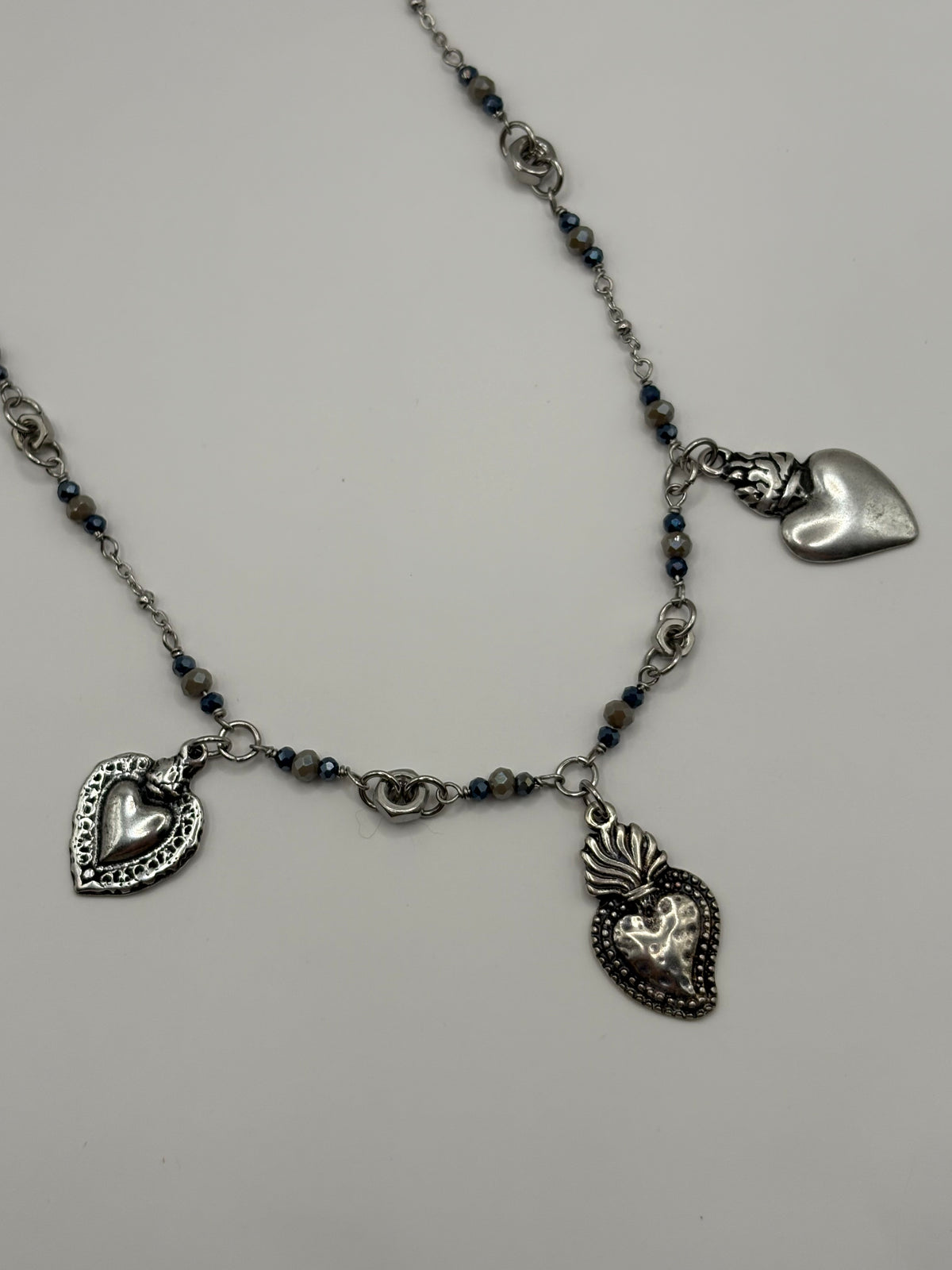 Collana TreCuori in acciaio con cuori sacri e cristalli