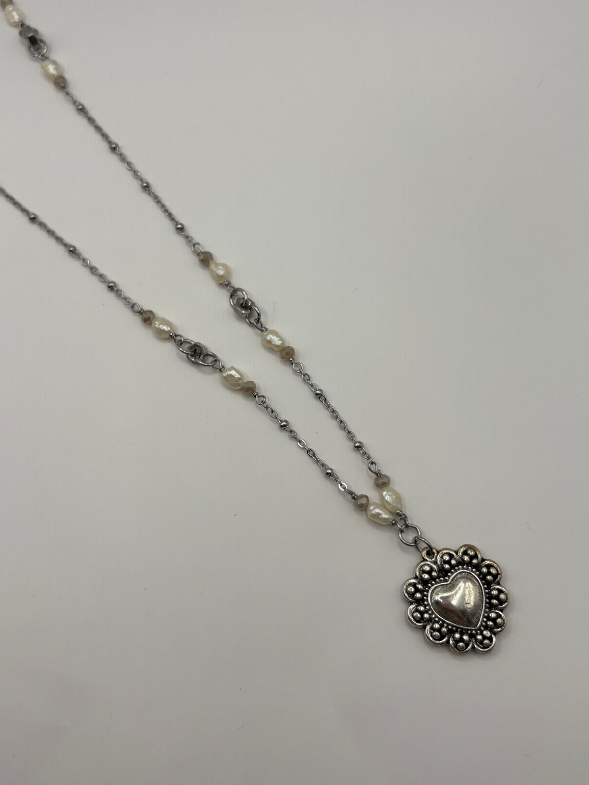 Collana CuoreVintage con perle scaramazze e dadi