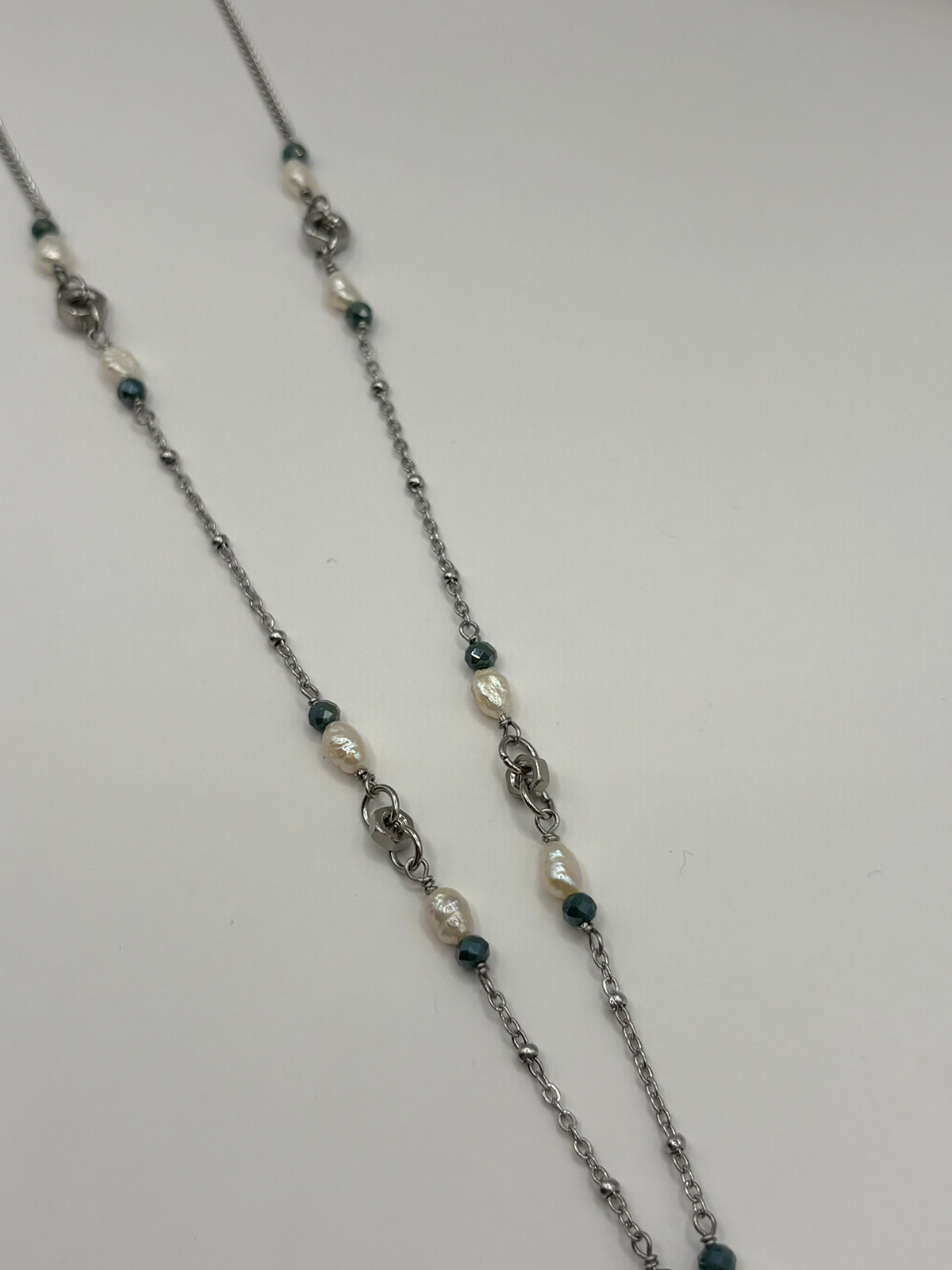Collana con cuore bombato, perle scaramazze e dadi