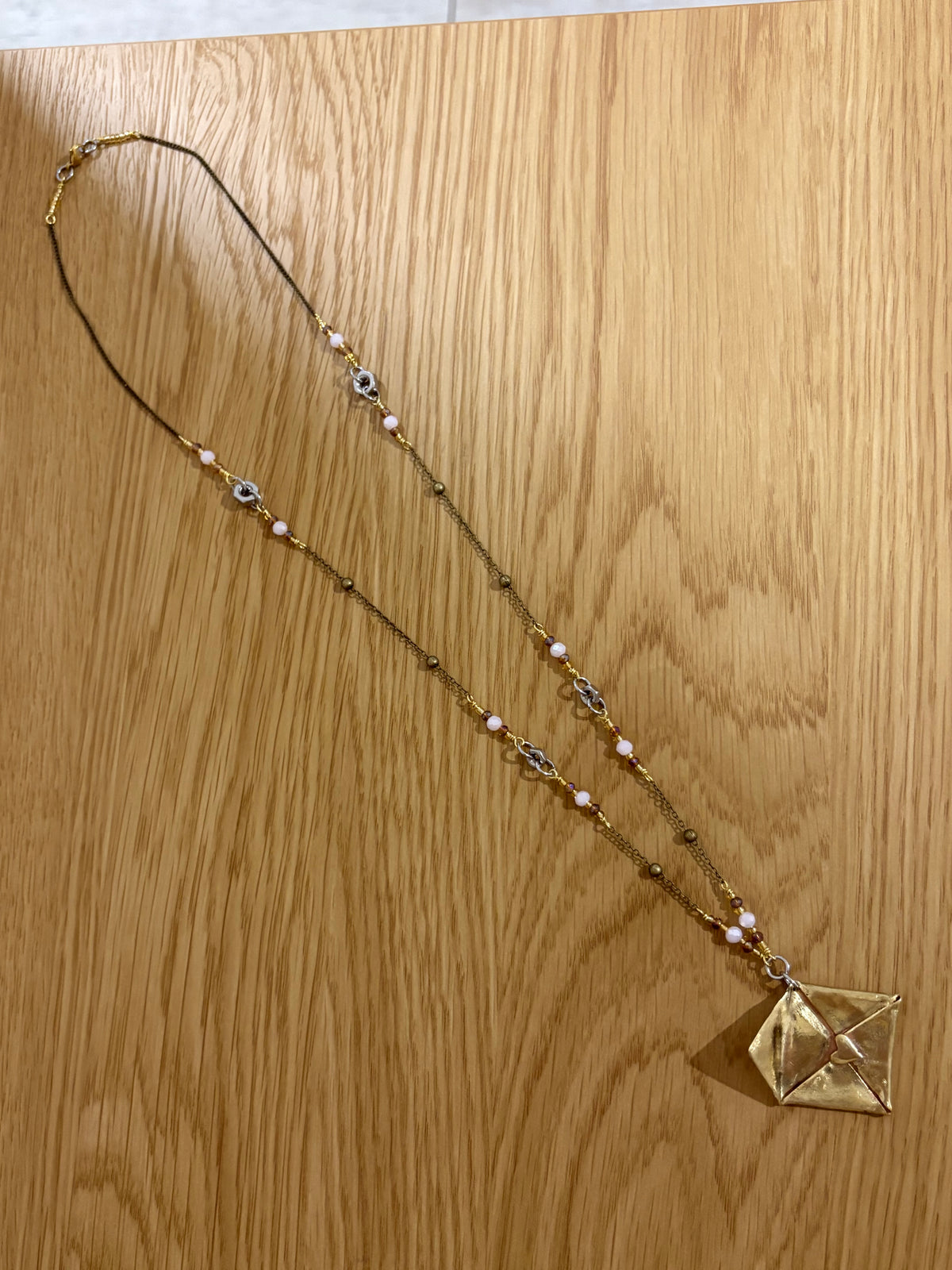 Collana con ciondolo a lettera d'amore e cristalli