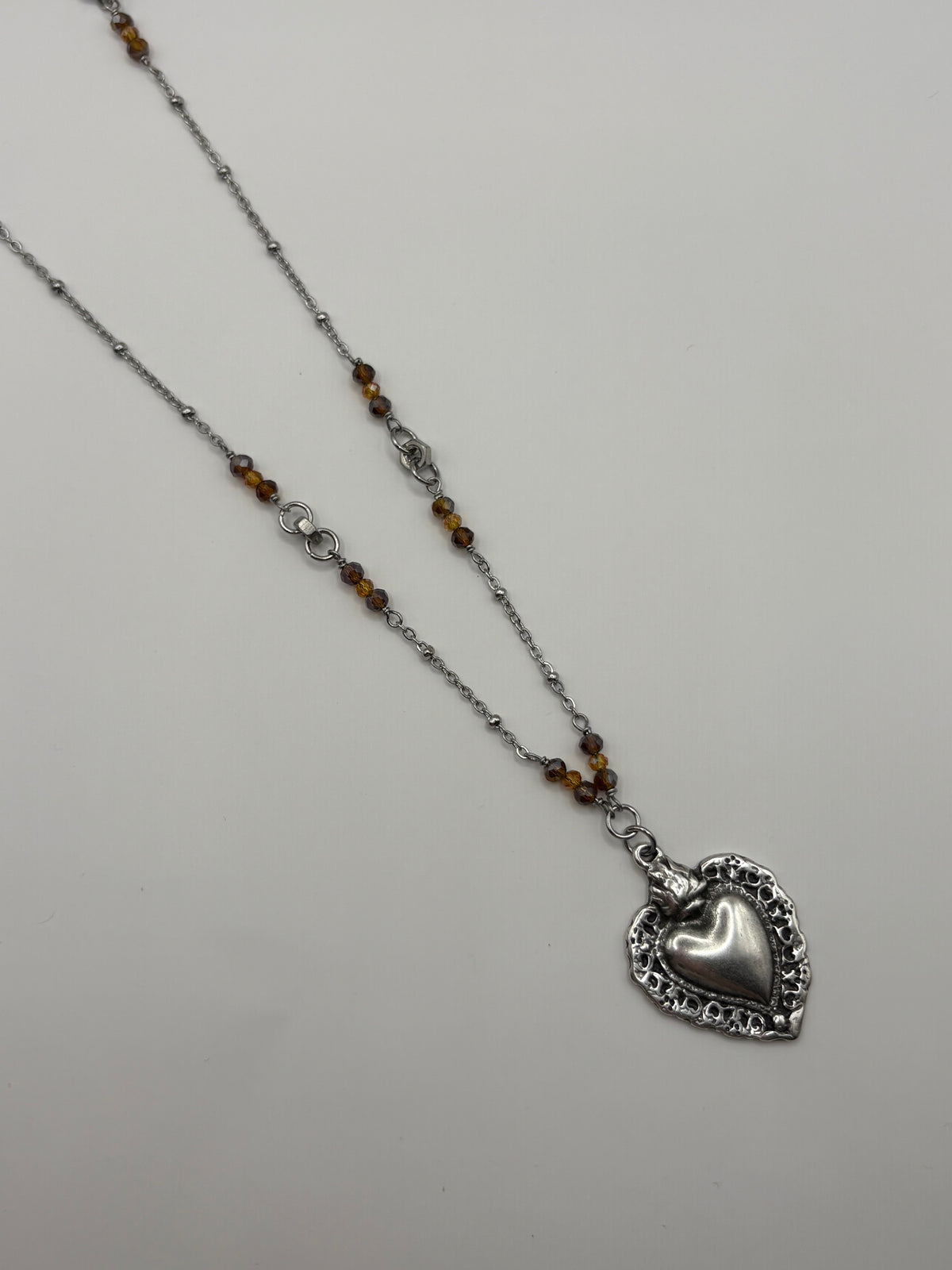 Collana con ciondolo a cuore sacro e cristalli castagna