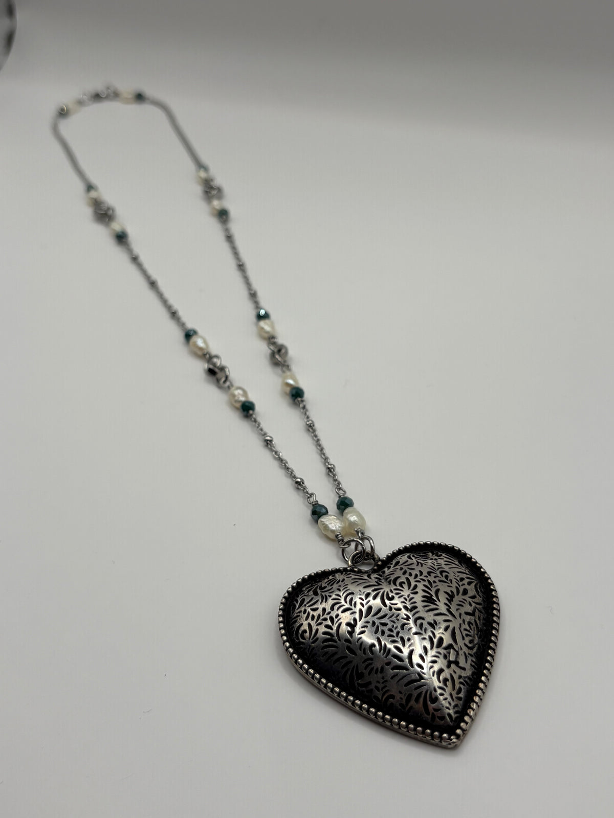 Collana con cuore bombato, perle scaramazze e dadi