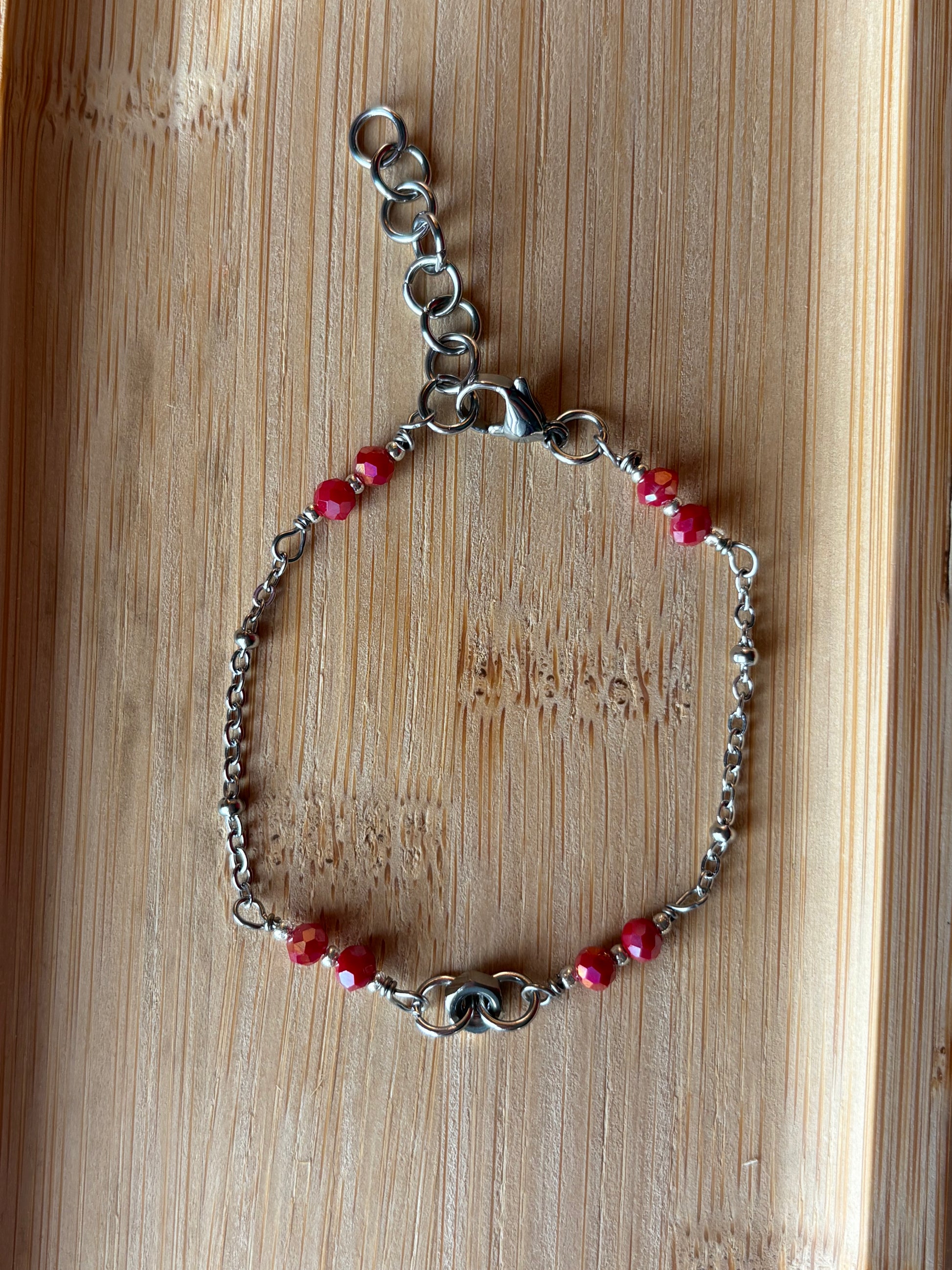 Bracciale in acciaio inox con dado centrale e cristalli colorati